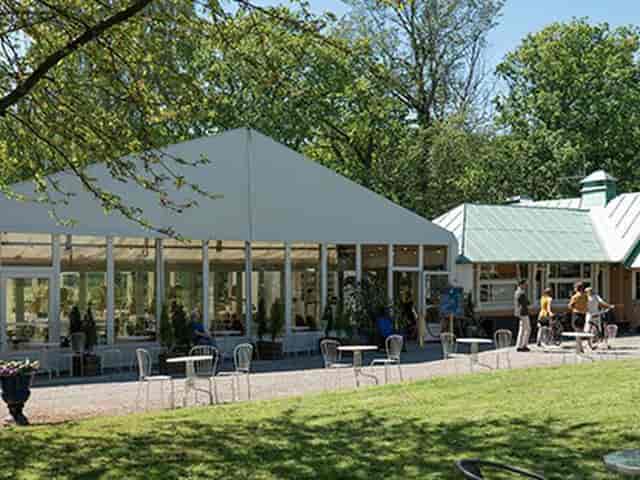 Modern glass event space at Rosendals Wärdshus, ideal for meetings and gatherings.