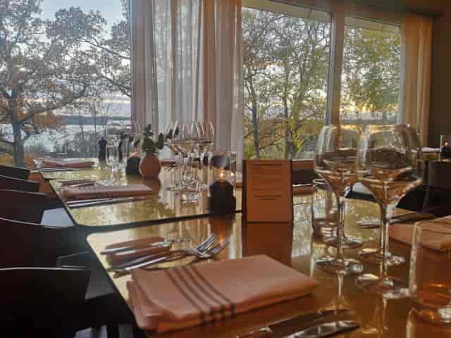 Elegant dining table with glassware at Hotel Kristina for corporate events and celebrations.
