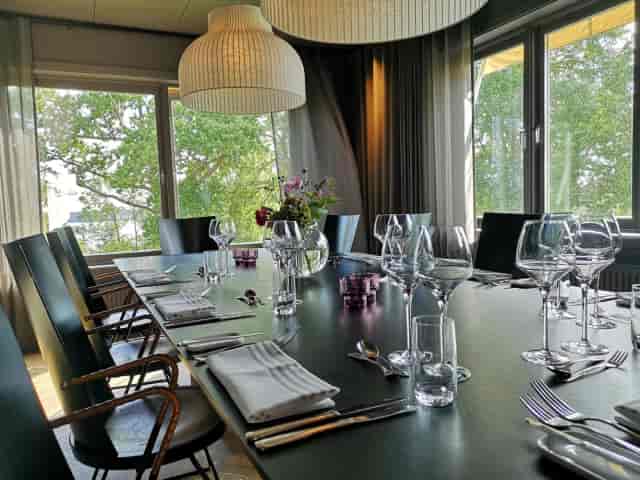 Elegant meeting space in Hotel Kristina, ideal for formal gatherings and networking events.