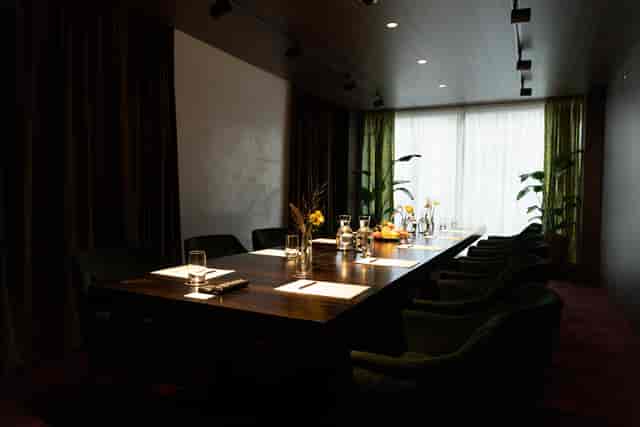 BooBook meeting room with wooden table, ideal for intimate gatherings and collaboration.