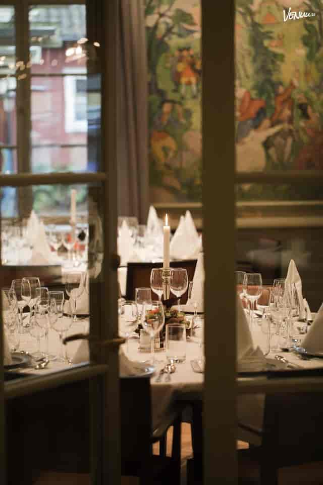 Elegant dining table at Tingshuset, perfect for formal events and galas.