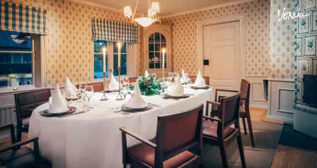 Elegant dining table setup in Stallmästaregården for corporate dinners and intimate gatherings.