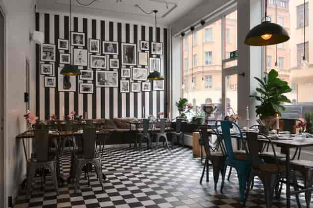 Chambre séparée venue with striped walls, perfect for meetings and intimate events.