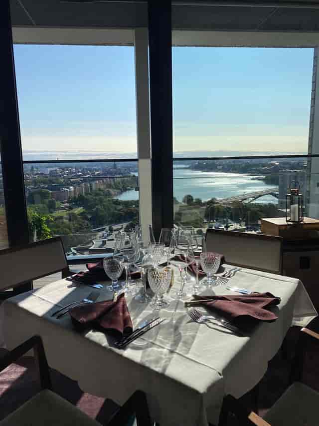 Elegant dining table with cityscape view, ideal for corporate events and gatherings.