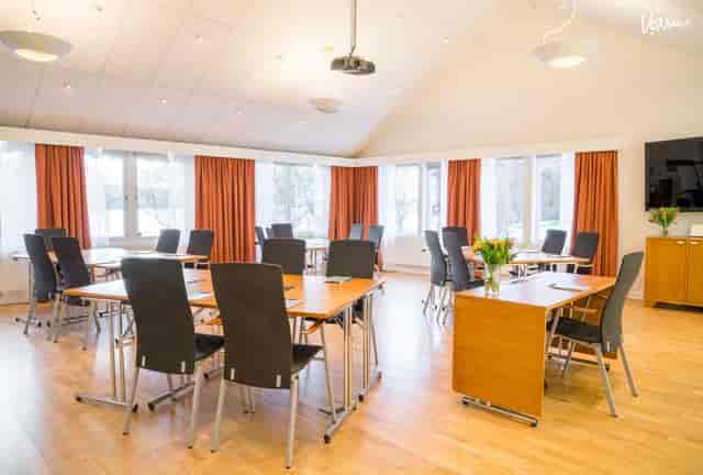 Steningevik Conference Facility meeting room with natural light, ideal for workshops.