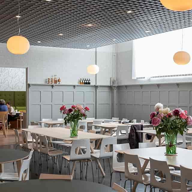 Modern event space in Vasamuseet with floral decor, ideal for workshops and networking.