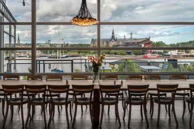 Spacious Matsalen venue with waterfront view, ideal for meetings and receptions.