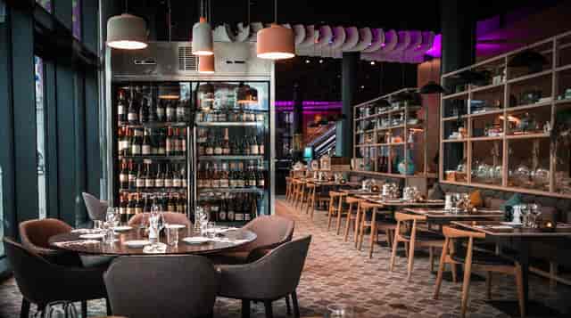 Stylish Arena Restaurant in Quality Hotel Globe, ideal for intimate meetings and events.
