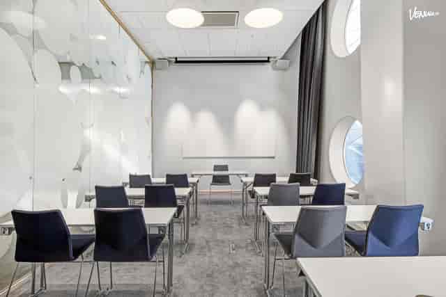 Modern meeting room with natural light at Quality Hotel Strawberry Arena for workshops.