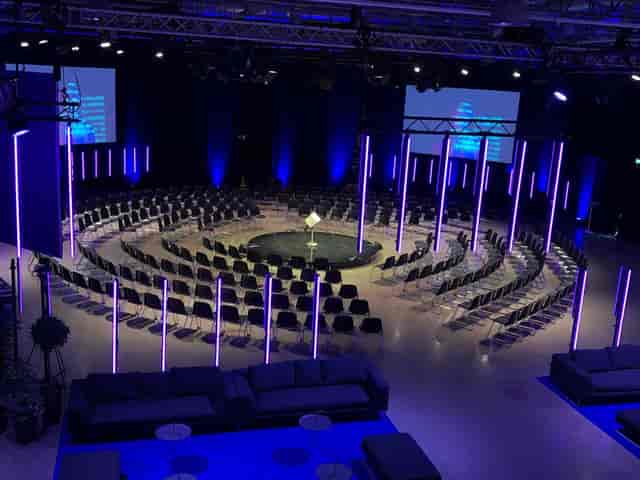 Live music venue in Magasin 9 with circular seating for engaging presentations and events.