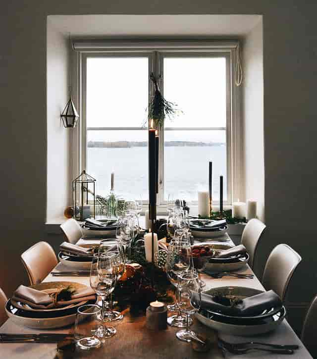 Elegant dining table with glassware, perfect for upscale events in Ekensdal.