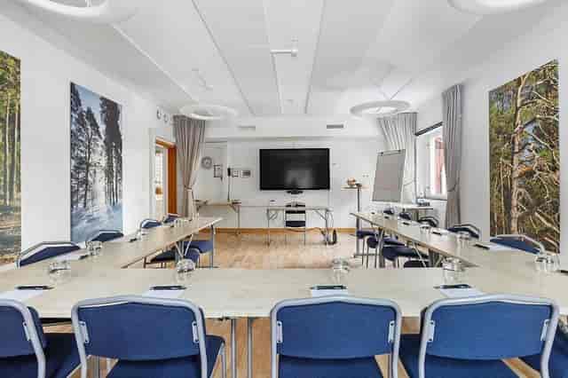 Modern meeting room with U-shaped table, ideal for workshops at Stora Brännbo Hotel.