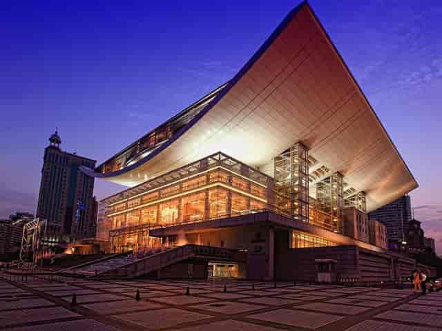 Shanghai Grand Theatre: modern architecture, glass facade, ideal for events and conferences.