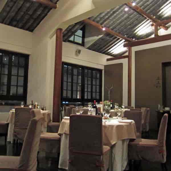 Elegant dining space in yè shanghai, perfect for corporate dinners and networking events.