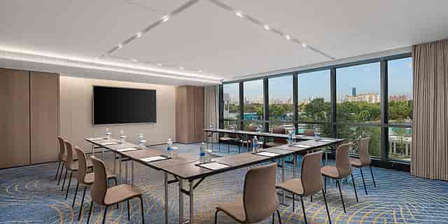 Modern W Hotels conference room with U-shaped tables, ideal for meetings and workshops.