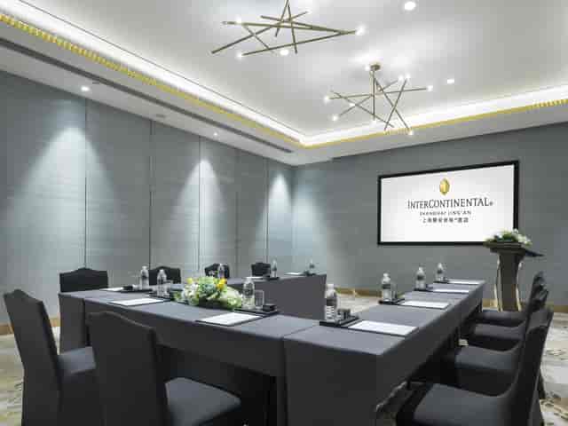 Modern meeting room with central table, ideal for corporate events at Hotel Citadines Jinqiao.