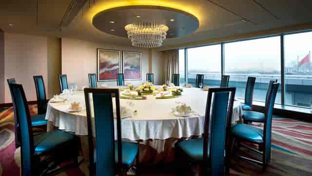Sophisticated meeting room with round table for exclusive events in Holiday Inn Shanghai.