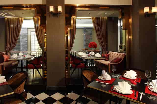 Elegant dining space in Shanghai Mansion, perfect for upscale events and networking dinners.