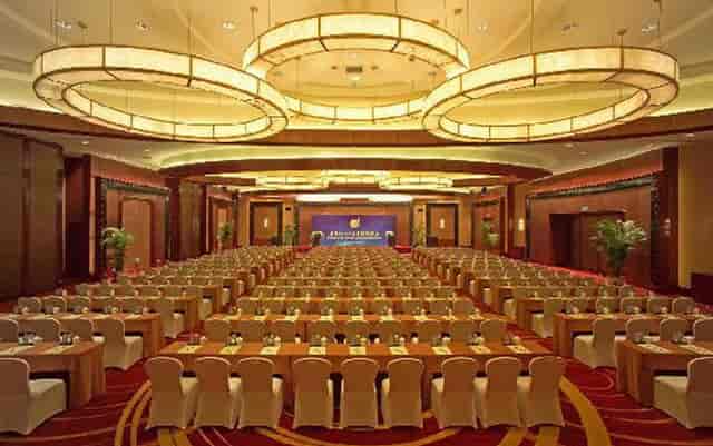 Grand Banquet Hall setup for corporate events in Shanghai with elegant lighting.