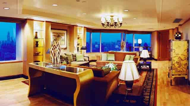 Elegant Lobby bar at DoubleTree by Hilton Shanghai, ideal for networking events with city views.