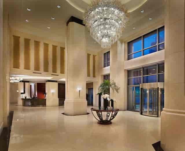 Luxurious DoubleTree Shanghai lobby with chandelier, ideal for events and networking.