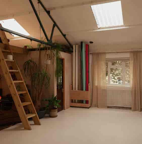 Versatile event space with rustic charm, ideal for meetings and workshops in Green Place Studios.