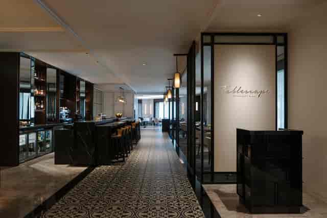 Sophisticated Tablescape Restaurant & Bar with modern decor for events in Grand Park City Hall.