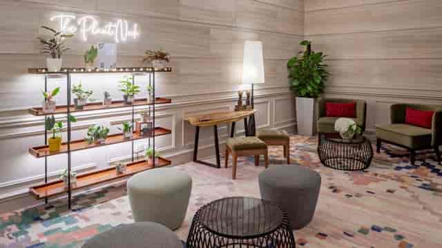 Stylish lounge area in Fraser Suites Singapore for networking events and relaxation.