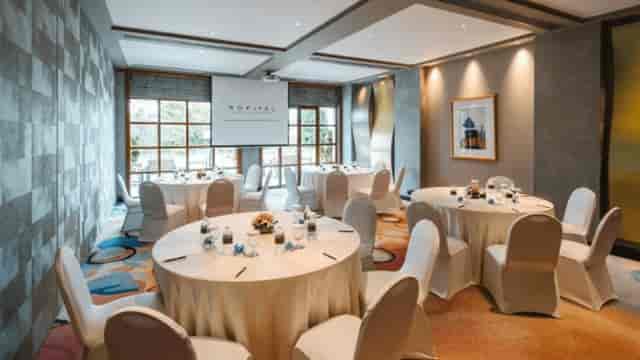 Cinnamon Room at Sofitel Singapore: elegant meeting space for corporate events.