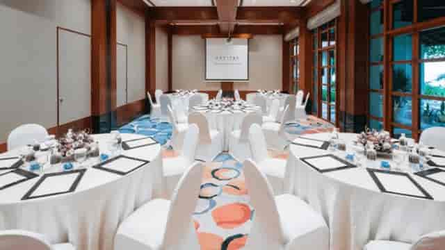 Cinnamon Room at Sofitel Singapore: elegant meeting space with round tables for events.
