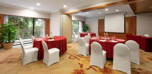 Meeting room in Shangri-La Singapore with round tables, ideal for workshops and seminars.