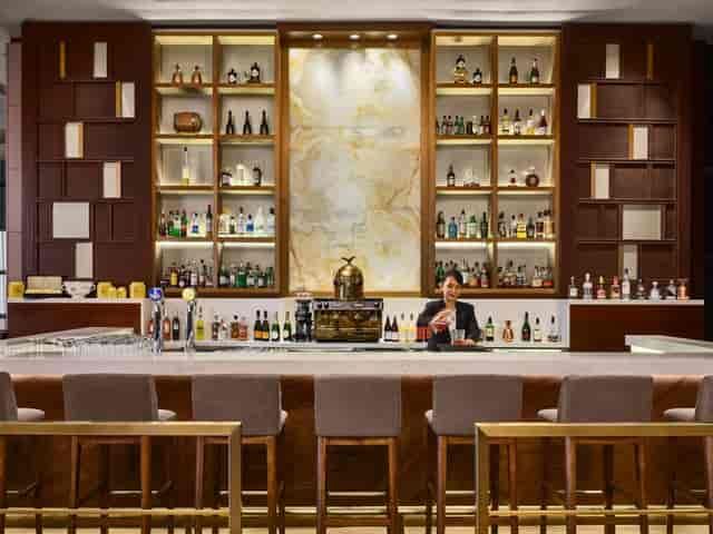 Stylish bar at Paradox Singapore Merchant Court, perfect for networking events and social gatherings.