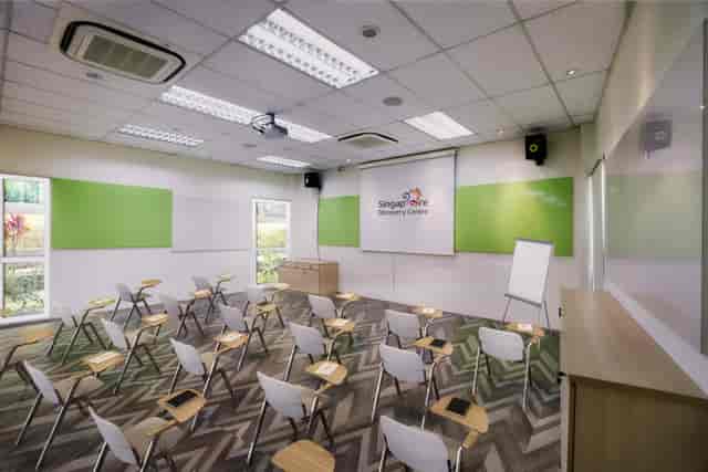 Modern workshop room in Singapore Discovery Centre with flexible seating and AV technology.