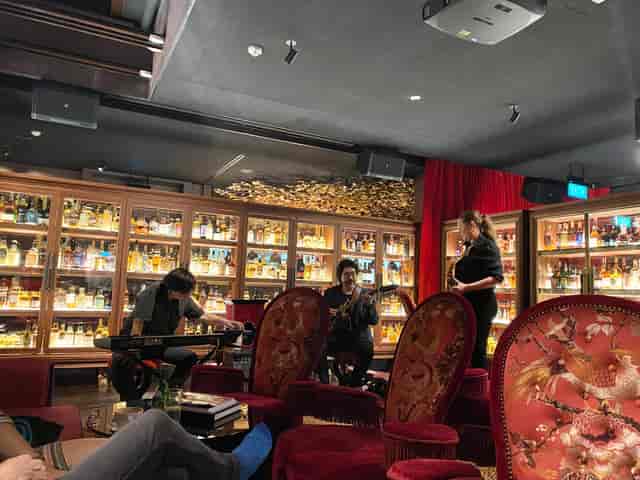 Whiskey Library & Jazz Club lounge in Singapore, ideal for upscale networking events.