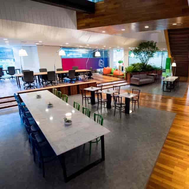 Modern meeting room with flexible seating for collaborative events and brainstorming sessions.