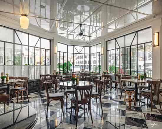 Stylish PS.Cafe event space with natural light, ideal for networking and gatherings.