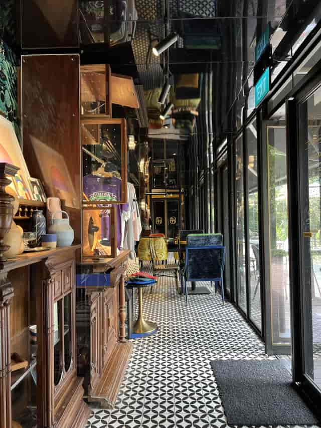 Stylish restaurant venue with vibrant decor, perfect for creative meetings and events.