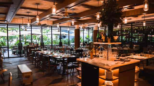 Stylish event space with natural light, perfect for meetings and social gatherings.