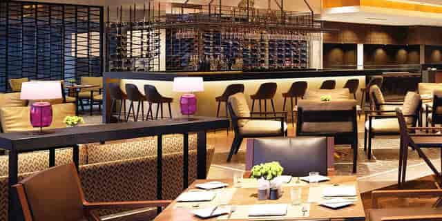 Nilgiri restaurant in The Oberoi, New Delhi: upscale venue for intimate meetings and events.