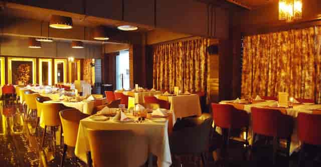 Sophisticated dining space at Country Inn & Suites, perfect for events and gatherings.