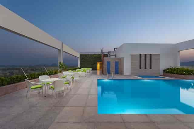 Rooftop pool at DoubleTree Jaipur, ideal for luxury events and sunset receptions.