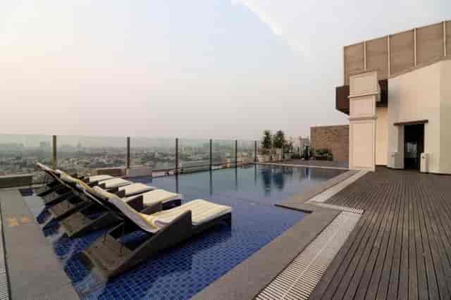 Rooftop infinity pool at DoubleTree Gurugram, ideal for upscale events and gatherings.