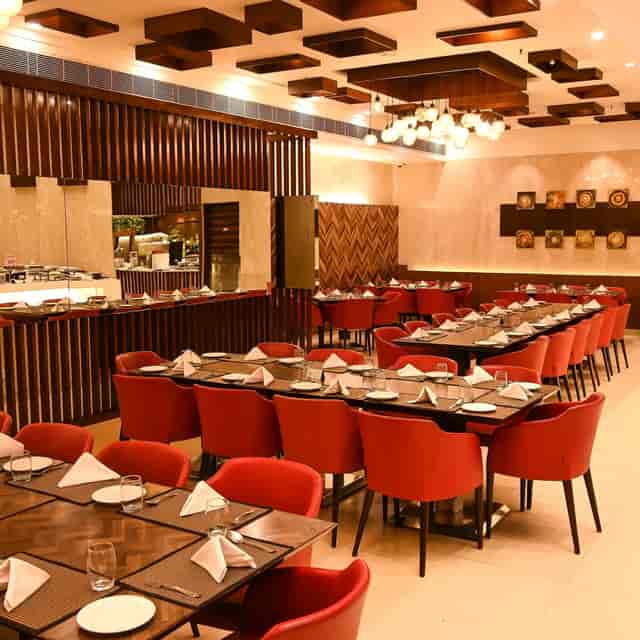 Stylish dining space at Country Inn & Suites, ideal for corporate events and gatherings.