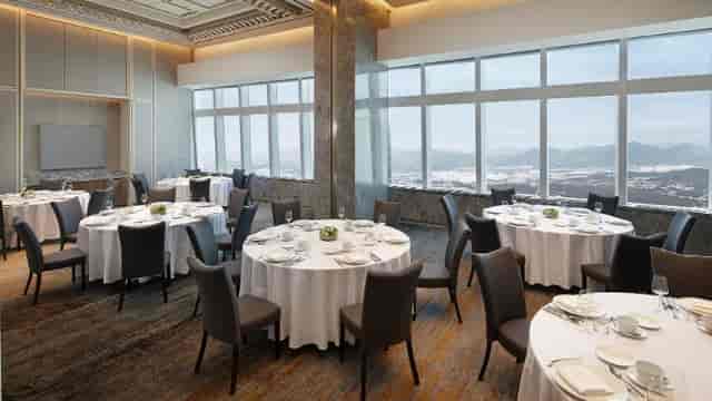 Elegant event space in SIGNIEL SEOUL with stunning views for corporate meetings and banquets.