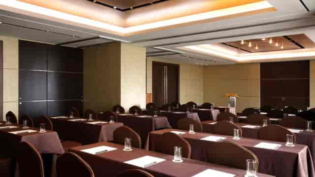 Small banquet room at LOTTE HOTEL WORLD, ideal for corporate meetings and workshops.