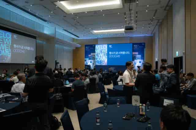 Main Hall at SKY31 Convention with round tables for networking and presentations.