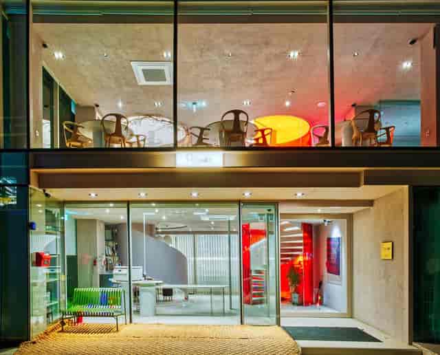 Modern event space in Ryunique with glass design, ideal for meetings and networking.