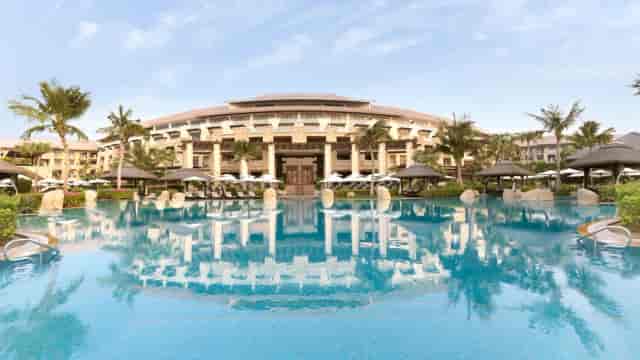 Palm View Garden at Sofitel Dubai: elegant venue for meetings and outdoor receptions.