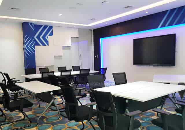 Modern training room with movable tables, ideal for workshops and presentations.