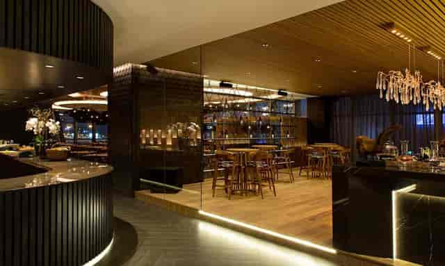 Sushi Bar in Wakame: elegant wood accents, ideal for upscale events and gatherings.